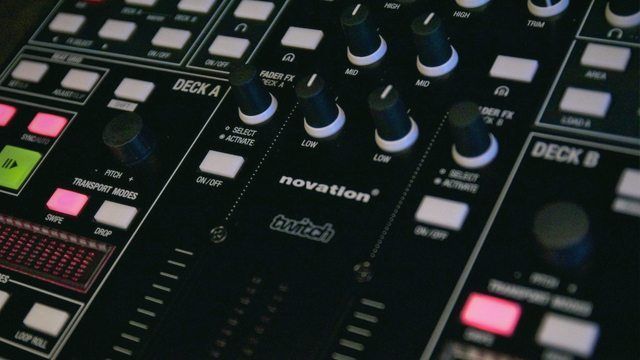 Exclusive Review! Novation Twitch DJ Controller and Serato Itch 