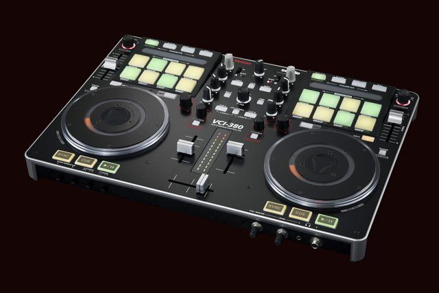 OMNIS-DUO is a portable battery-powered all-in-one DJ setup from