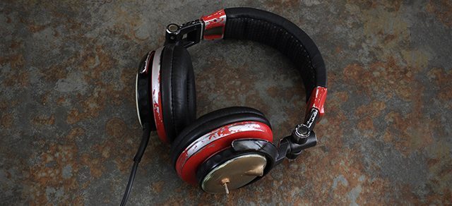 A broken pair of Sony 700s perfect for recycling as a stick headphone (or two)