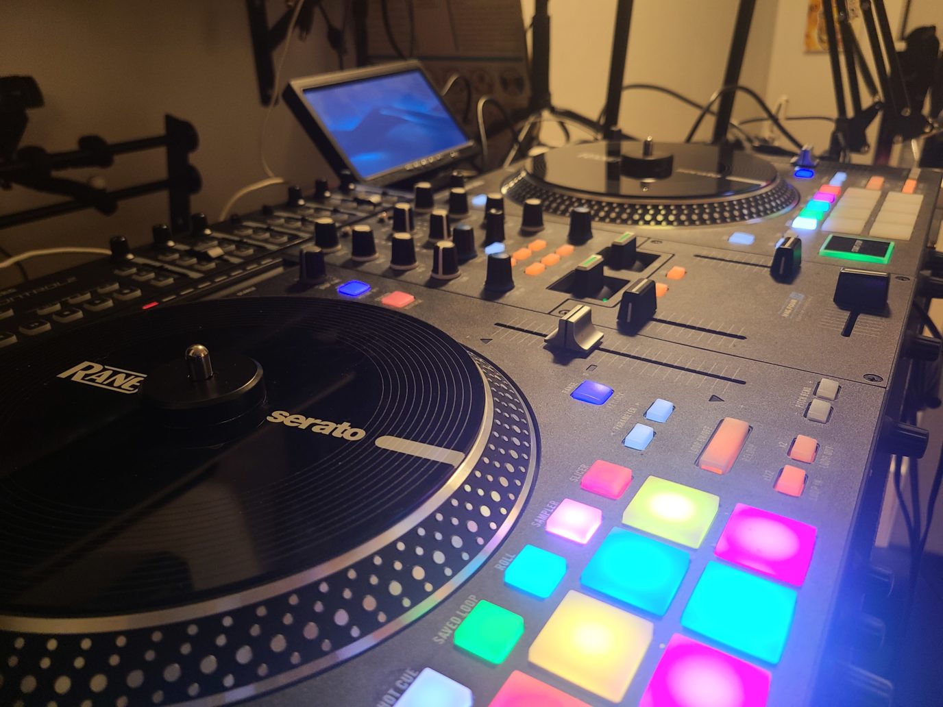 Rane ONE first look review: the Rane feeling in a all-in-one DJ ...