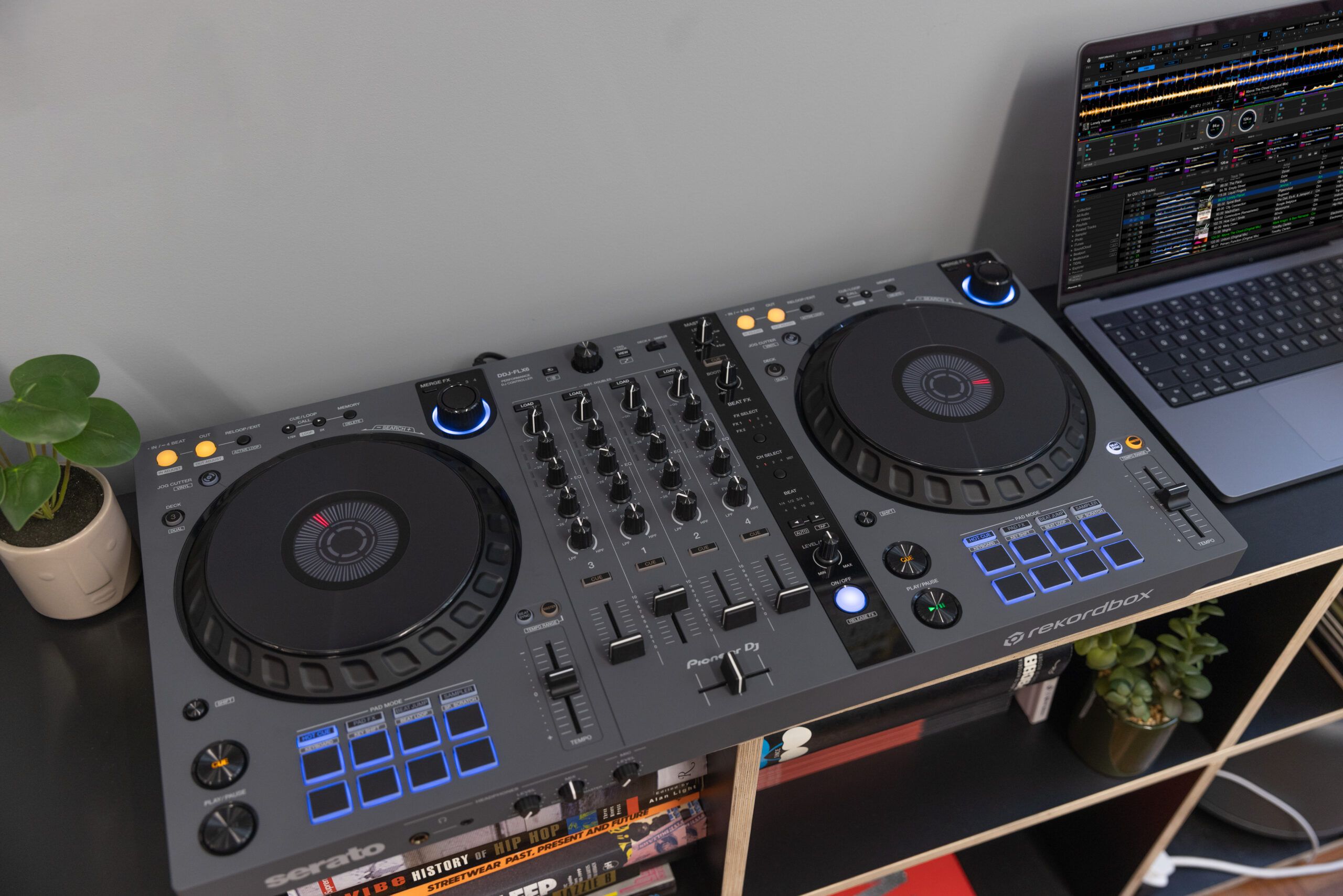 The DDJ-FLX6-GT from Pioneer DJ: 4 channels, Merge FX + Virtual DJ