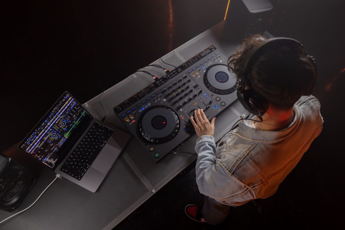 This is the DDJGRV6 by AlphaTheta a 4channel controller with the